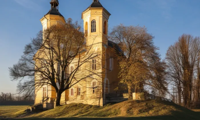 Kostel Povýšení svatého Kříže (Ostružno) – summer