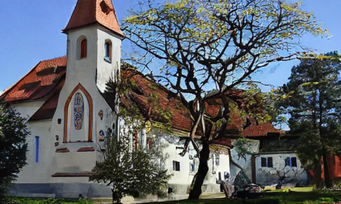 Kostel svatých Petra a Pavla (Karlovy Vary) – noc