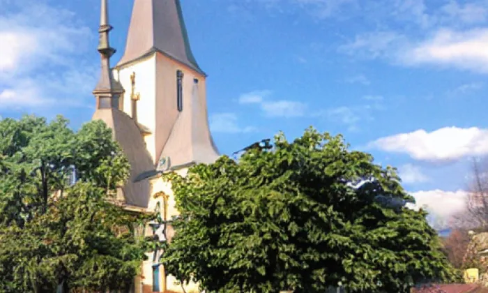 Kostel svatého Cyrila a Metoděje (Nebušice) – noc