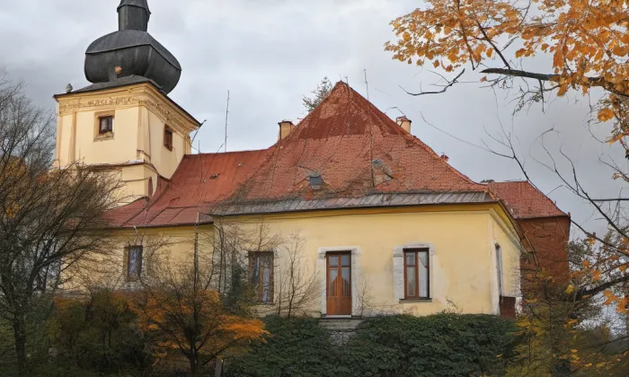 kostel svatého Jiří (Hněvčeves) – autumn