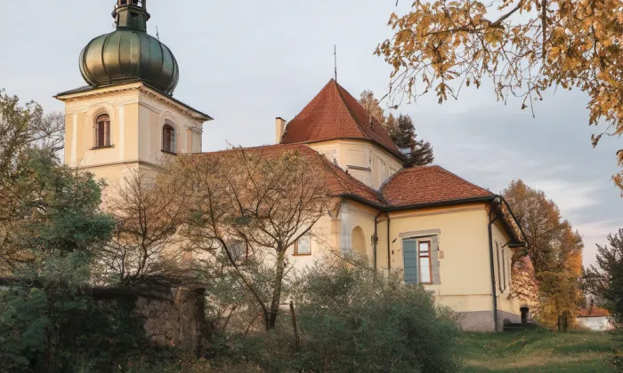 kostel svatého Jiří (Hněvčeves) – summer