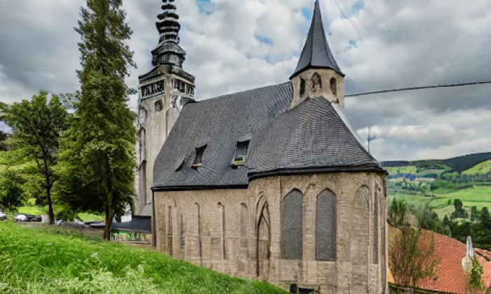 kostel svatého Jiří (Horní Slavkov) – noc