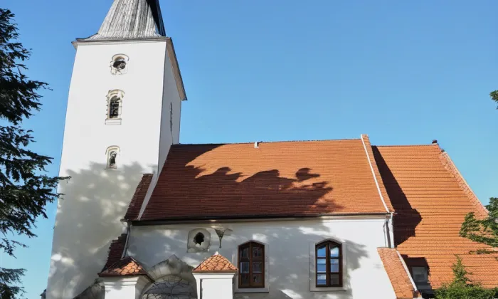Kostel svatého Petra a Pavla (Budětice) – noc