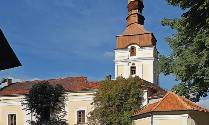 Kostel svatého Petra a Pavla (Milovice u Hořic) – autumn