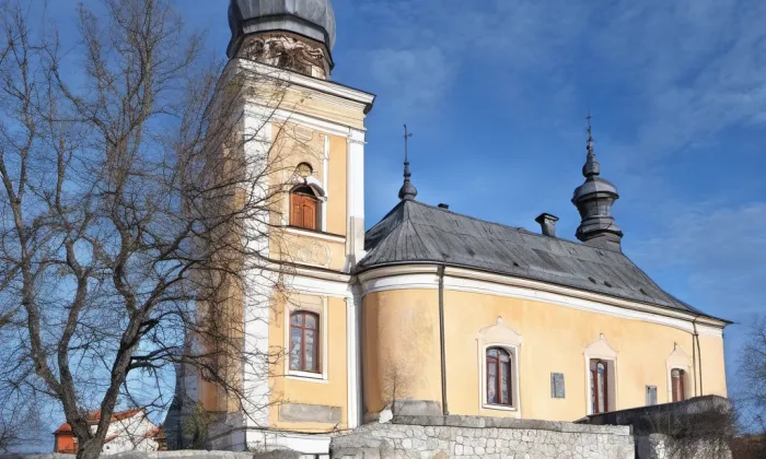 kostel svatého Václava (Činěves) – autumn
