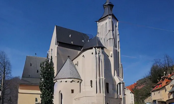 Kostel Všech svatých (Jaroměřice) – noc