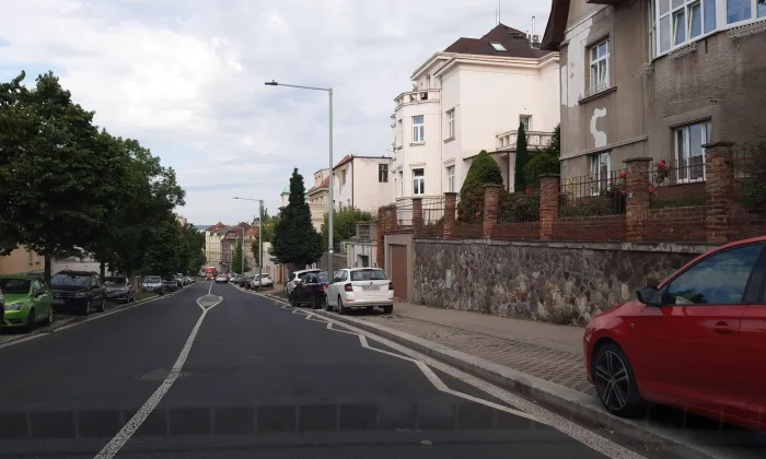 Terasa domu Na stráži 11 se sochařskou výzdobou a altánem