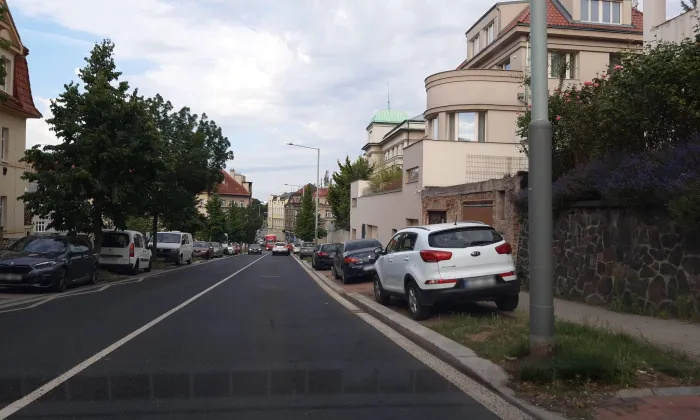 Terasa domu Na stráži 11 se sochařskou výzdobou a altánem