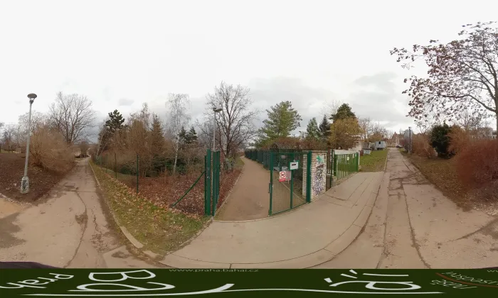 Trojstranný obelisk v Riegrových sadech na Vinohradech