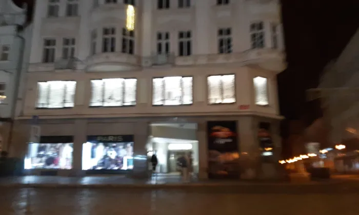 Veřejné záchodky a tramvajová čekárna na náměstí Republiky