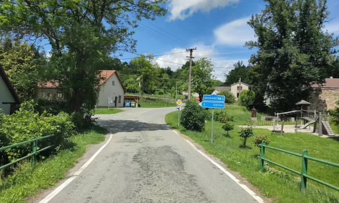kamenný obloukový most se sochou svatého Jana Nepomuckého