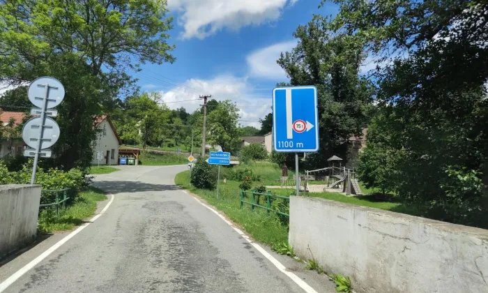 kamenný obloukový most se sochou svatého Jana Nepomuckého