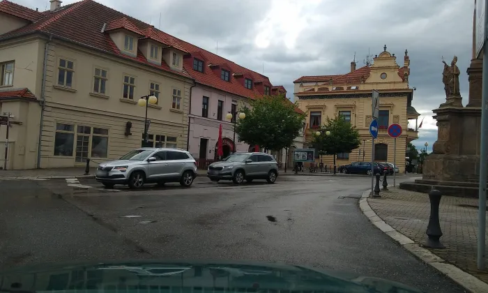 mariánský sloup na náměstí v Poděbradech