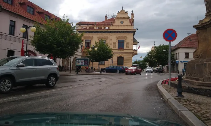 mariánský sloup na náměstí v Poděbradech