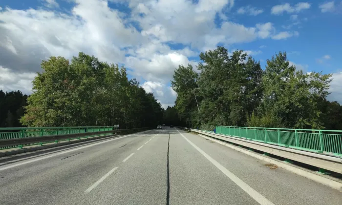most přes rybník Vítek