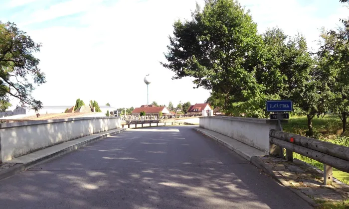 most silnice III/1555 přes Zlatou stoku v Lomnici nad Lužnicí