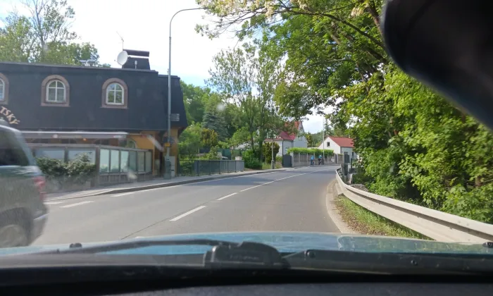 pamětní desky na mostu ulice U Vizerky přes Šárecký potok