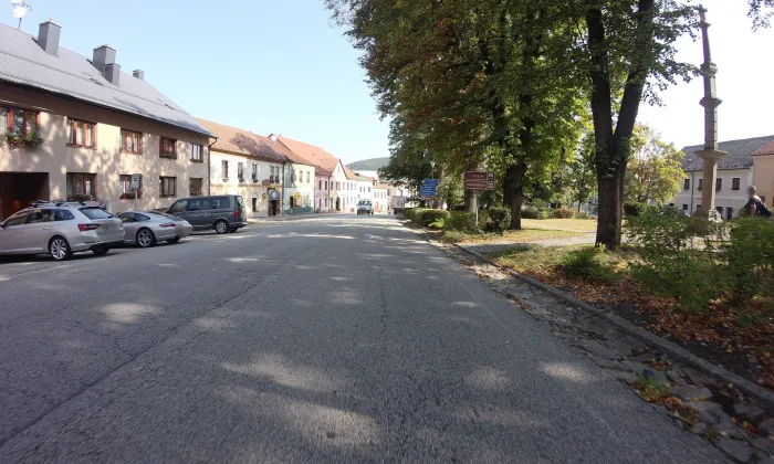 pranýř se sochou svaté Barbory