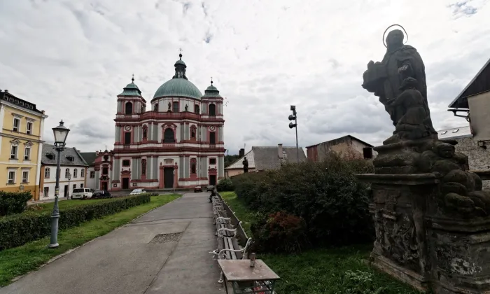 sochy svatého Jana Nepomuckého a svaté Zdislavy v Jablonném v Podještědí