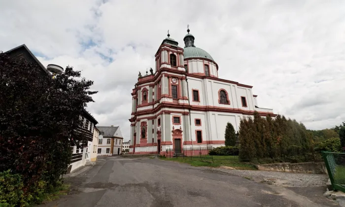 sochy svatého Jana Nepomuckého a svaté Zdislavy v Jablonném v Podještědí