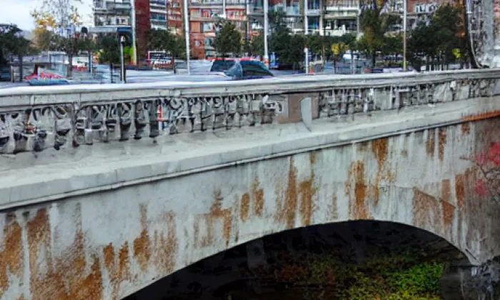 betonový most Zenklovy ulice přes Rokytku – podzim
