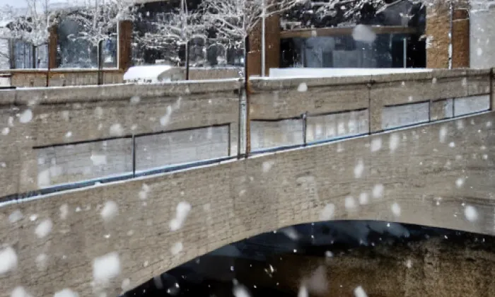 betonový most Zenklovy ulice přes Rokytku – zima