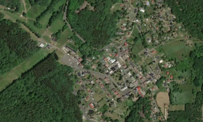 dům čp. 43 v Mikulově v Krušných horách – letecký pohled