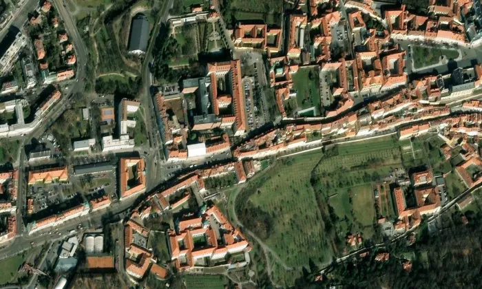 Dům U Zlatého pluhu – letecký pohled