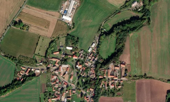 evangelický kostel ve Kšelích – letecký pohled
