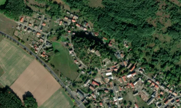 Hřbitov se zvonicí a sloupem – letecký pohled
