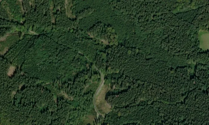 Hřbitov sovětských válečných zajatců (Adolfovice) – letecký pohled