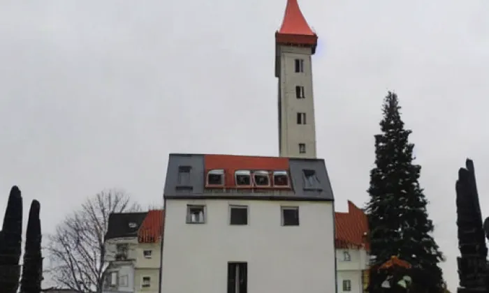 hřbitovní kaple svatého Kříže v Rožďalovicích – noc