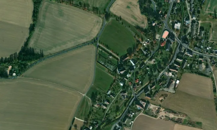 Hrob a pomník obětem pochodu smrti – letecký pohled