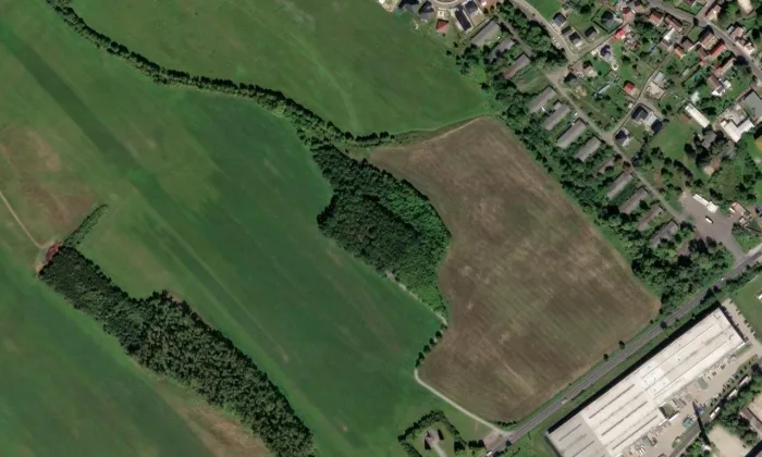 Hromadný hrob padlých vojáků v bitvě u Chlumce roku 1813 – letecký pohled