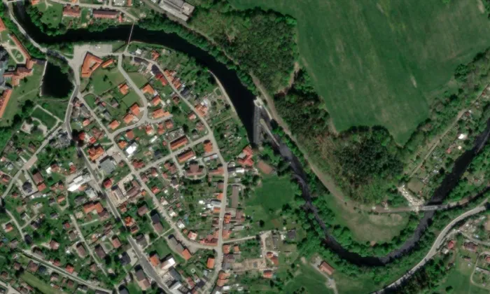 Jez s vorovou propustí – letecký pohled