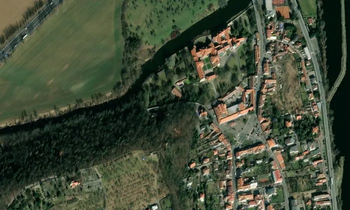Kříž a pavilon Karlův stánek – letecký pohled
