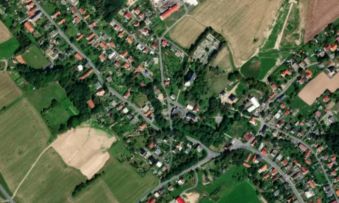 Kříž u kostela – letecký pohled