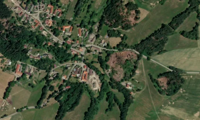 kamenný obloukový most se sochou svatého Jana Nepomuckého – letecký pohled