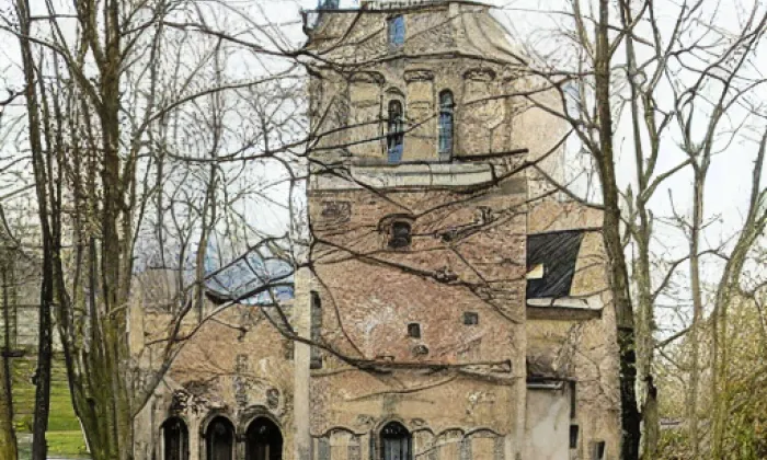 kaple Nejsvětější Trojice u cesty k zámku Lemberk – jaro