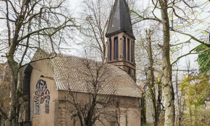 kaple Nejsvětější Trojice u cesty k zámku Lemberk – léto