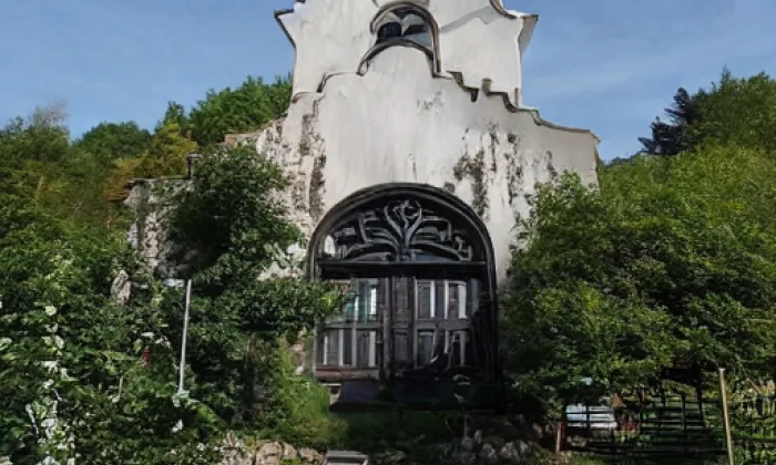 kaple se zvoničkou a zvonem – noc