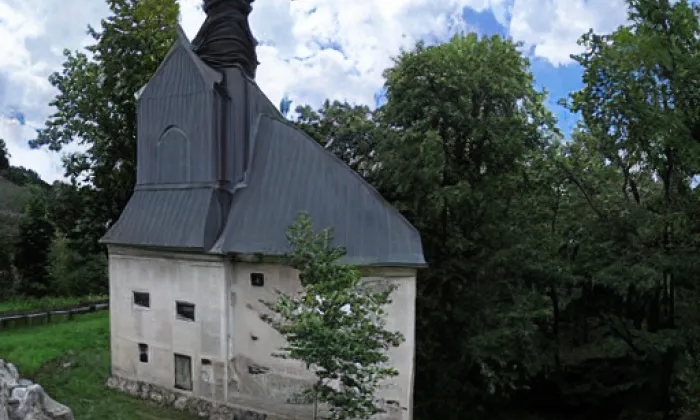 Kaple svatého Jana Nepomuckého zvaná Svatojanské lázně – noc