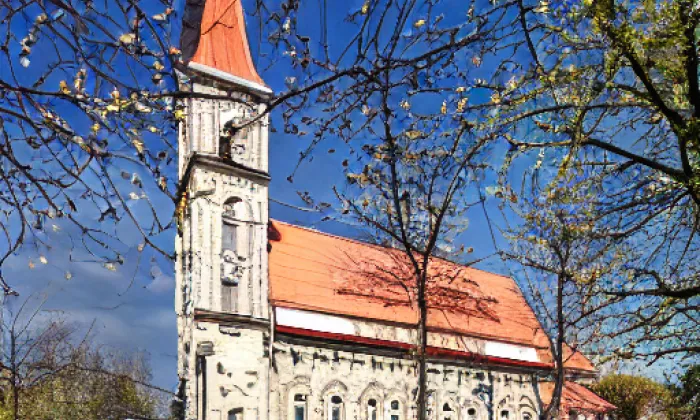 Kostel Nanebevzetí Panny Marie (Velichov) – léto