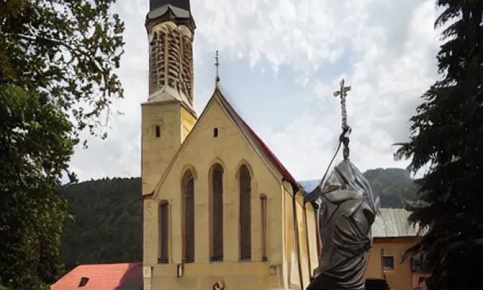 kostel Navštívení Panny Marie (Hluboké Mašůvky) – léto