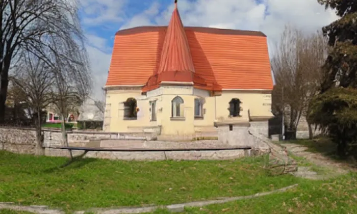 Kostel Navštívení Panny Marie (Slatina nad Úpou) – jaro