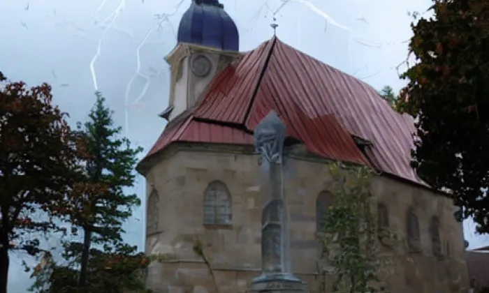 Kostel Nejsvětější Trojice (Šachov) – podzim