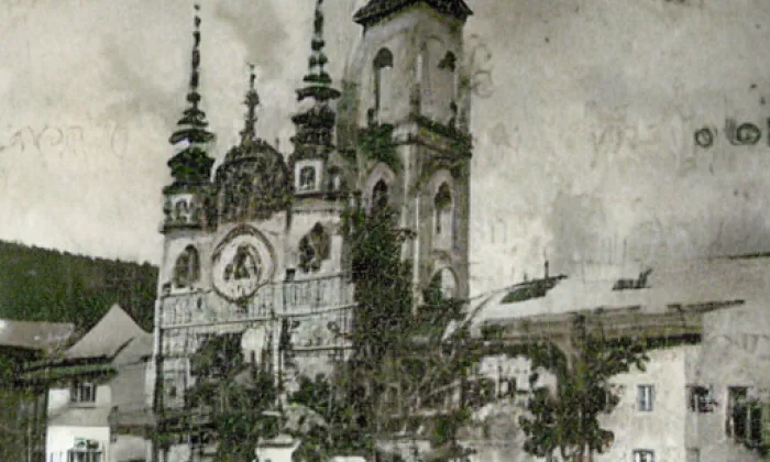 Kostel Nejsvětější Trojice (Aš) – podzim