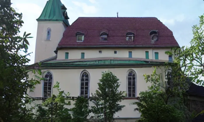 Kostel Nejsvětější Trojice (Drahobudice) – jaro