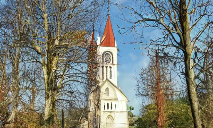 kostel Nejsvětější Trojice (Liboc) – jaro