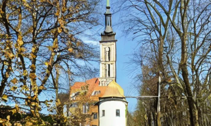 kostel Nejsvětější Trojice (Liboc) – léto